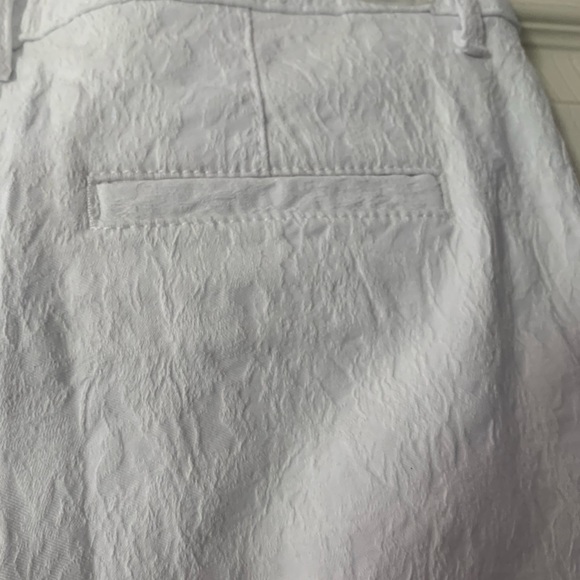 Whit capris. Great fit. Pattern. White on white - Picture 2 of 4